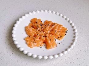 挤入青柠汁和黑胡椒抓匀，颜值5分钟。