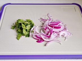 洋葱，香菜切好。