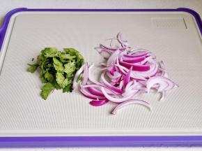 洋葱，香菜切好。