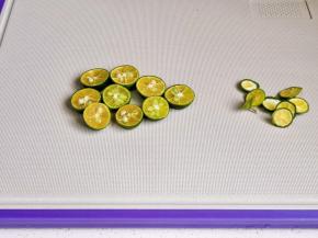 青柠切掉两头，再对半切开。