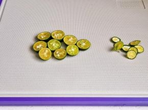 青柠切掉两头，再对半切开。