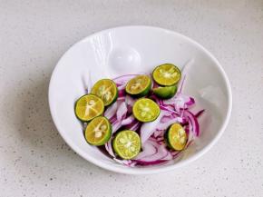 洋葱丝，青柠放入碗中。