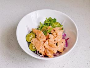 再加入香菜，三文鱼片，挤入芥末和冷泡汁拌匀就好啦！