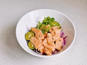 再加入香菜，三文鱼片，挤入芥末和冷泡汁拌匀就好啦！