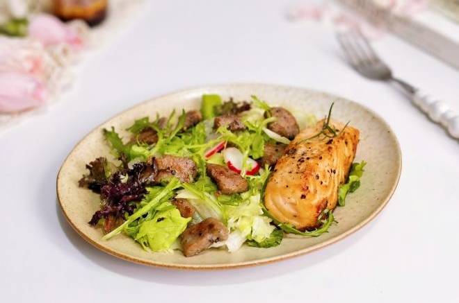 三文鱼牛排时蔬沙拉