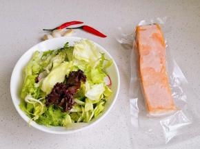 准备食材，蔬菜洗净泡盐水。