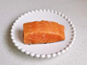 三文鱼按自己胃口切出需要的大小。