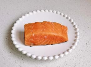 三文鱼按自己胃口切出需要的大小。