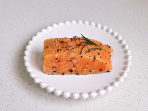 擦干水分，撒黑胡椒抹匀腌制。