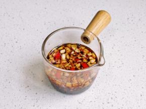 油醋汁：蒜末+辣椒段+生抽+香醋+香油搅拌均匀。