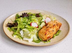 时蔬，三文鱼摆盘。