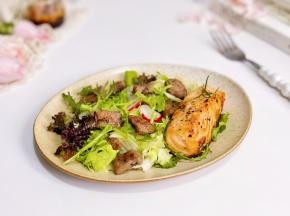 再放上牛排，淋上油醋汁。