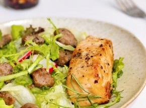 三文鱼口感鲜嫩。