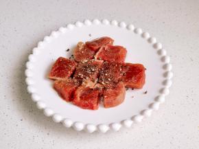 牛排擦干，再切小块，撒黑胡椒腌制。