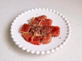 牛排擦干，再切小块，撒黑胡椒腌制。