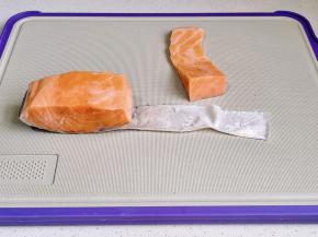 三文鱼去皮切小块。