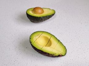 牛油果切小块。