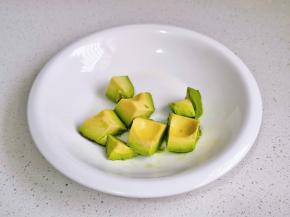 放入盘中，挤柠檬汁，避免氧化。