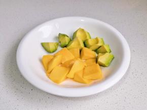 芒果切小块。