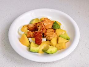 鸡蛋一切四，三文鱼摆盘。