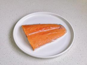 三文鱼擦干水分。