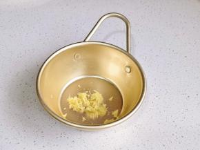 照烧汁：削姜末。