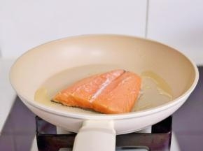 锅中倒入橄榄油，放入三文鱼。