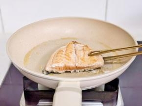 两面各煎1分钟。