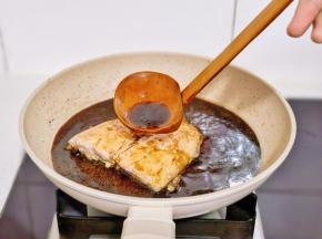 照烧汁反复淋在鱼身上。。