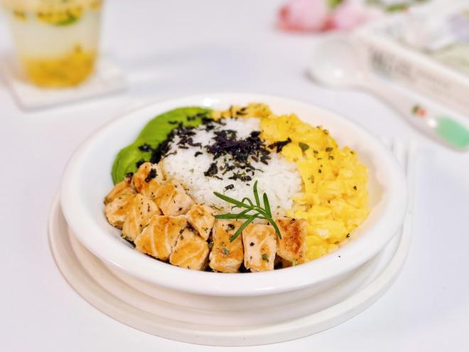 三文鱼牛油果滑蛋拌饭