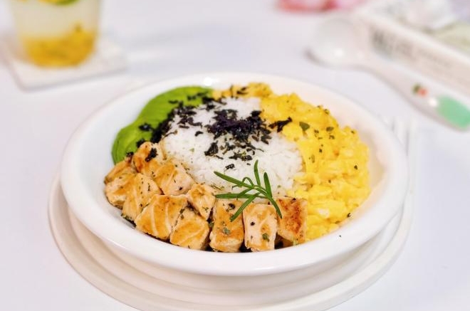 三文鱼牛油果滑蛋拌饭