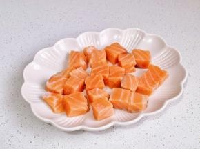 三文鱼擦干水分切小块。