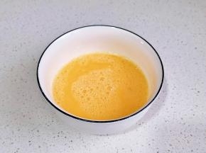 鸡蛋+盐打散。