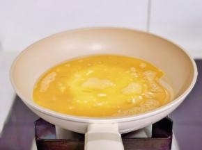 锅中喷橄榄油，倒入蛋液。