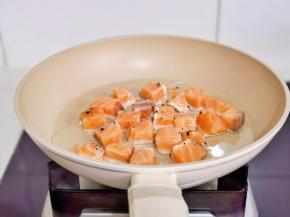 锅中喷油+三文鱼。