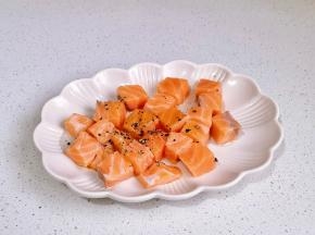 黑胡椒+橄榄油+蜂蜜+盐抓匀。