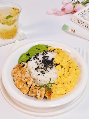 三文鱼，牛油果，滑蛋。