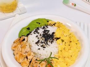 三文鱼，牛油果，滑蛋。