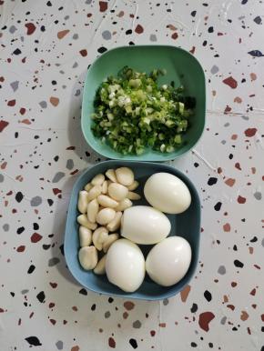 蒜瓣剥皮洗净，葱切成葱花，鸡蛋提前煮熟剥壳备用！(鸡蛋冷水下锅，水开后转小火煮十分钟左右就可以了！)