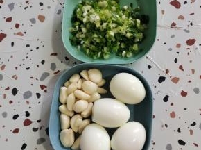 蒜瓣剥皮洗净，葱切成葱花，鸡蛋提前煮熟剥壳备用！(鸡蛋冷水下锅，水开后转小火煮十分钟左右就可以了！)