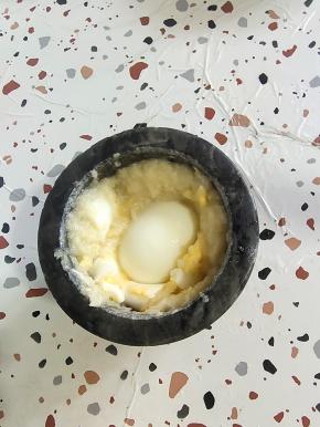 把剥壳的鸡蛋放进兑窝里！