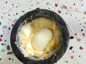 把剥壳的鸡蛋放进兑窝里！