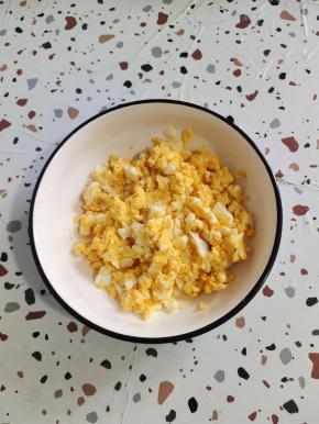 全部捣碎后倒进大碗里！