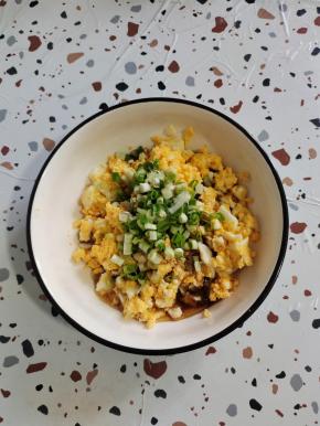 放入一勺生抽，一勺香醋，一勺香油和适量的葱花！翻拌均匀！