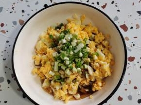 放入一勺生抽，一勺香醋，一勺香油和适量的葱花！翻拌均匀！