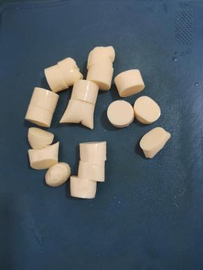 日本豆腐的包装袋从中间剪开，切成均匀的小块！