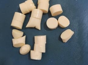 日本豆腐的包装袋从中间剪开，切成均匀的小块！