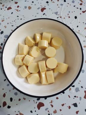 把改好刀的日本豆腐放入到大碗中备用！