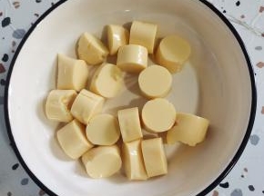 把改好刀的日本豆腐放入到大碗中备用！
