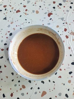 半碗清水，里边放入一勺盐，一勺生抽，少许老抽，一勺鸡精，半勺糖提鲜，一勺十三香，一勺淀粉搅拌均匀调成料汁儿！